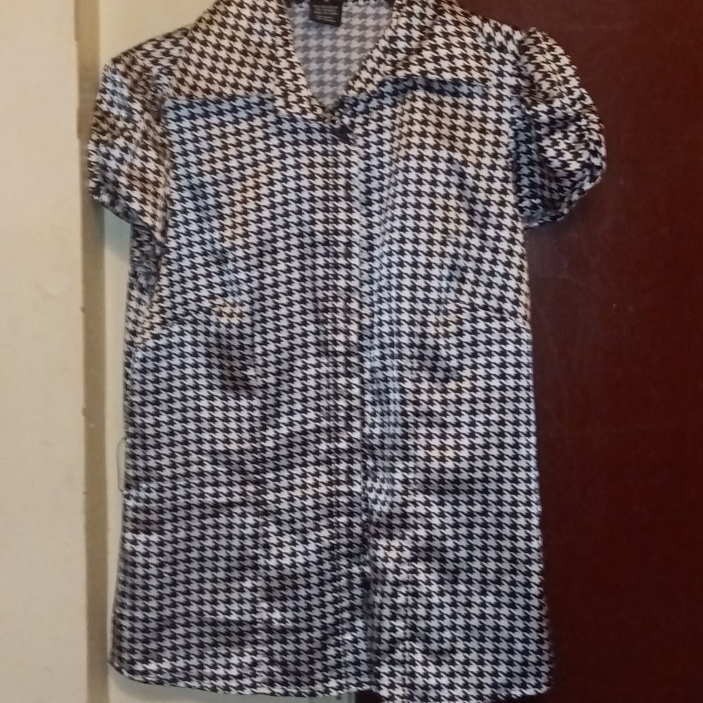 BCBG Women's Black& White Printed Short Sleeve Satin Blouse Size Medium